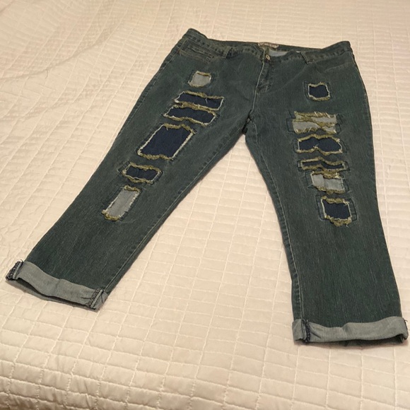 💥3 for $15💥♥️THESE JEANS $10♥️ Be-Girl Ankle Cuffed Jeans w/ Patches - Picture 3 of 12